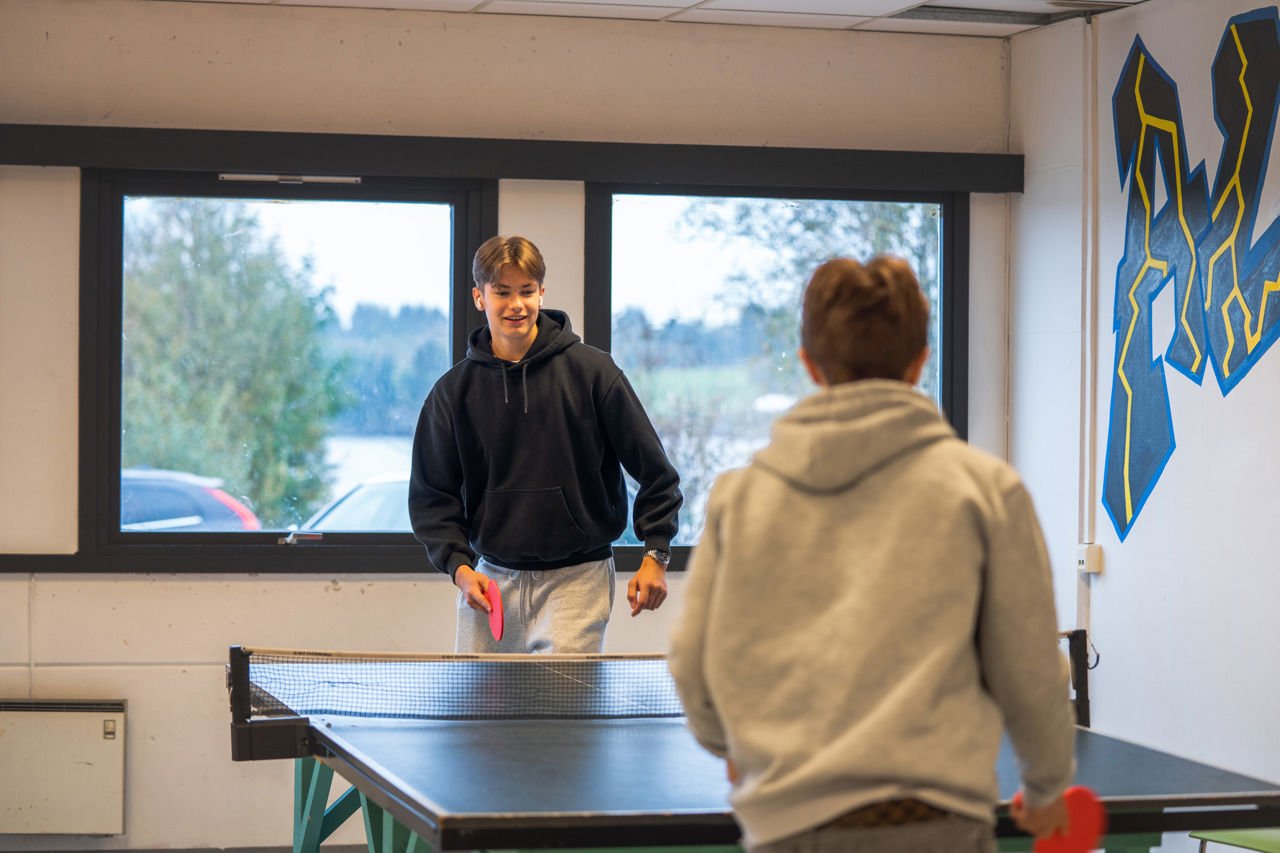 Elevar som spelar bordtennis