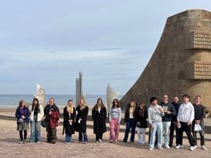 Bilete av elevar framfor minnesmerket på Omaha beach-stranda i Normandie